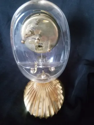 Reloj de sobremesa de cristal y latón