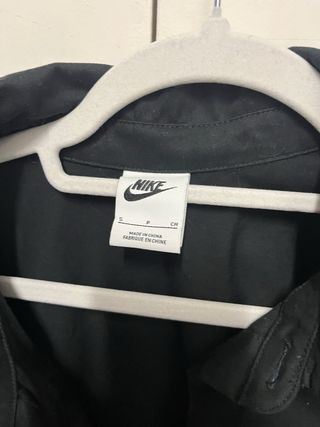 Camisa deportiva Nike negra