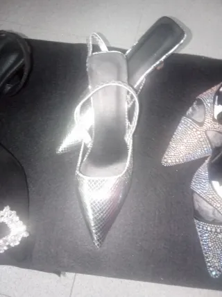 Zapatos dorados de tacón