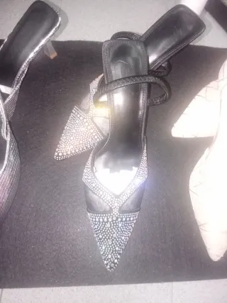 Zapatos dorados de tacón