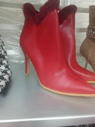 Zapatos dorados de tacón