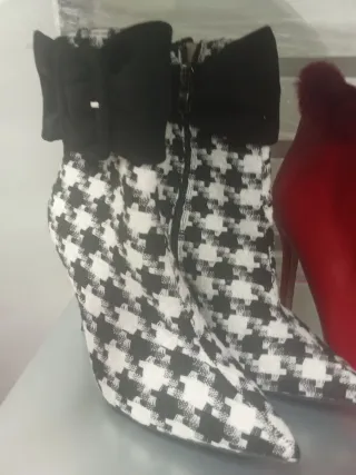 Zapatos dorados de tacón