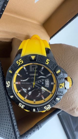 Reloj Guess Negro y Amarillo Hombre