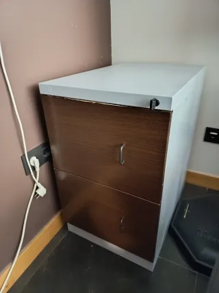 Mostrador de oficina, mesa, y estanterias