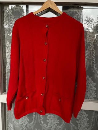 Cárdigan rojo vintage con botones dorados