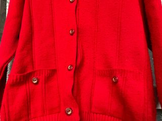Cárdigan rojo vintage con botones dorados