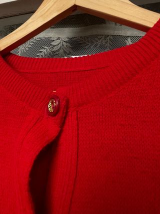 Cárdigan rojo vintage con botones dorados