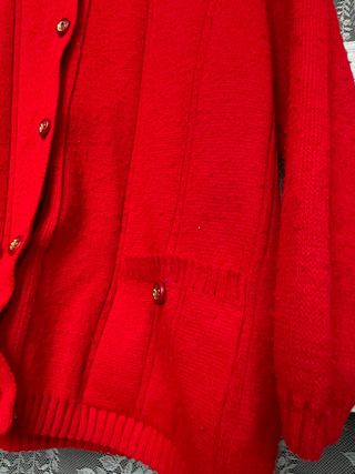 Cárdigan rojo vintage con botones dorados