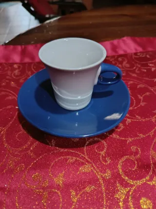 Tazzina da caffè bianca con manico blu
