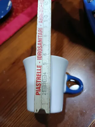 Tazzina da caffè bianca con manico blu