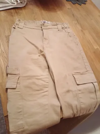 Pantalón cargo beige chica