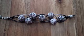 Pulsera de cuentas moradas y blancas