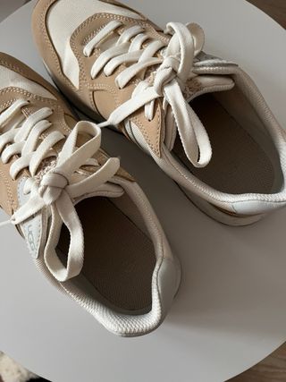 Zapatillas UGG Beige y Blancas