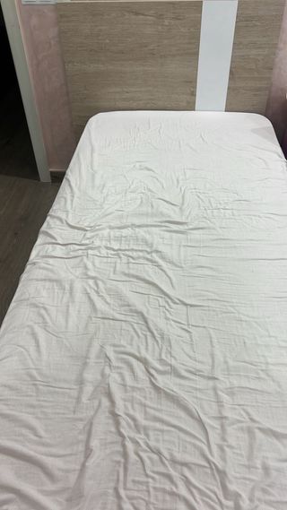 Cama individual de madera y metal