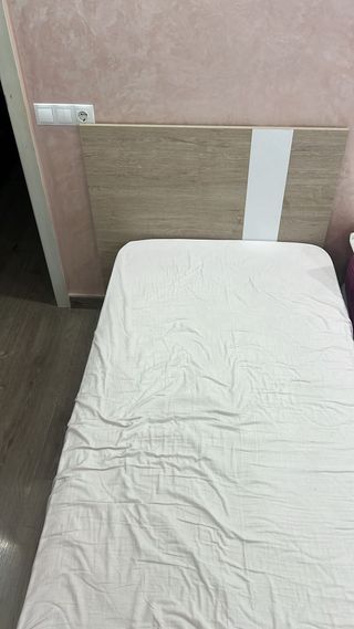 Cama individual de madera y metal