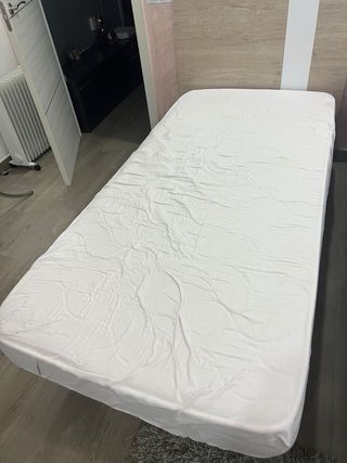 Cama individual de madera y metal