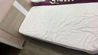 Cama individual de madera y metal