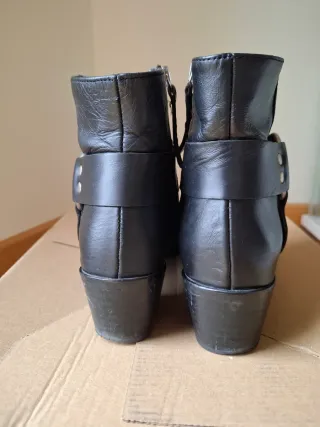 Botines negros con hebilla