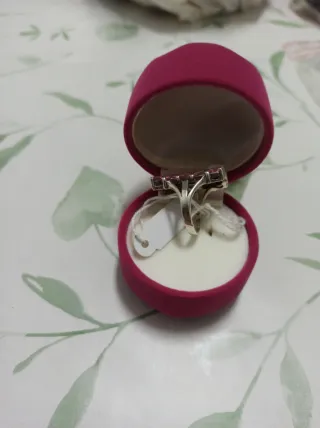 Anillo rosa con piedras plateadas