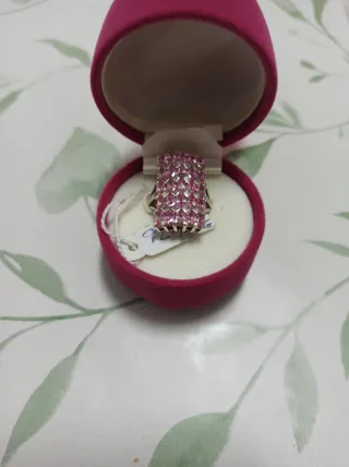 Anillo rosa con piedras plateadas