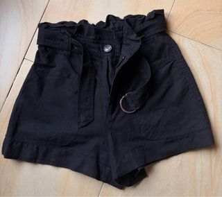 Shorts negros de lino con cinturón