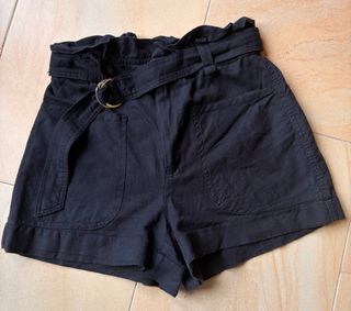 Shorts negros de lino con cinturón