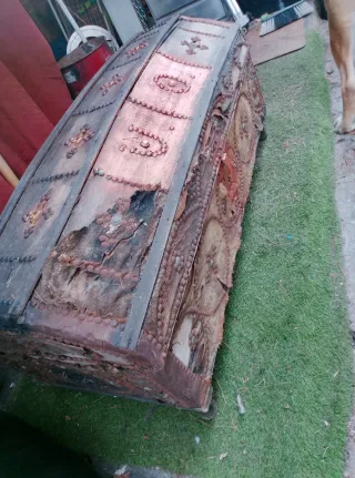 Baúl antiguo Siglo XVIII madera y metal