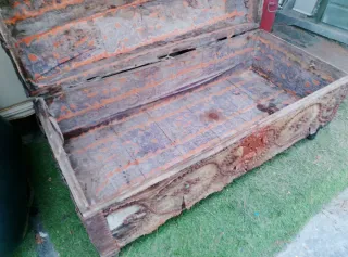 Baúl antiguo Siglo XVIII madera y metal