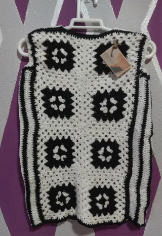 Chaleco tejido a mano blanco y negro