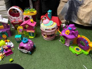 Lote de casas y figuras Pin y Pon.