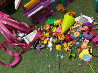 Lote de casas y figuras Pin y Pon.