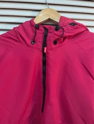 Chaqueta cortavientos con capucha rosa Décimas XL