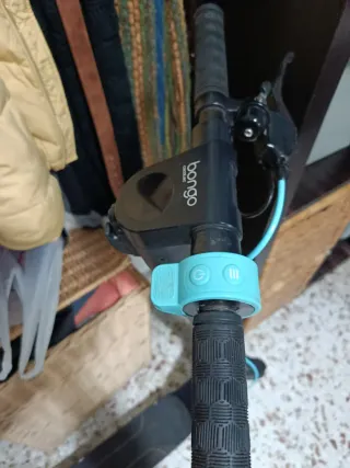 Patinete eléctrico averiado con cargador