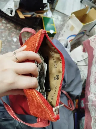 Bolso de mano rojo y naranja de piel