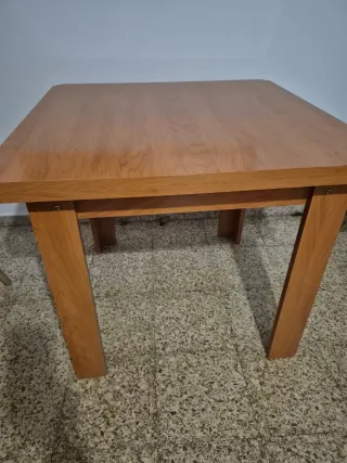 Mesa de comedor de madera marrón