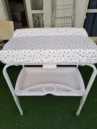 Cambiador de bebé con bandeja