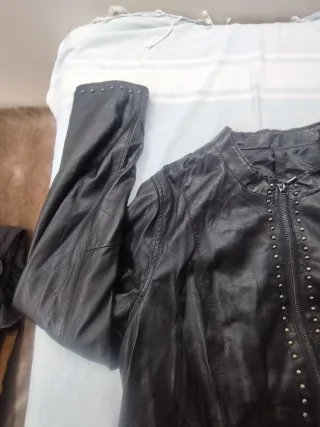 Giubbotto in pelle nero borchie