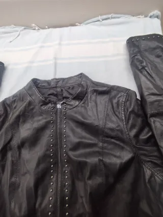 Giubbotto in pelle nero borchie