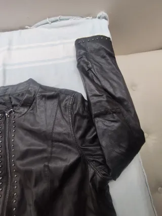 Giubbotto in pelle nero borchie