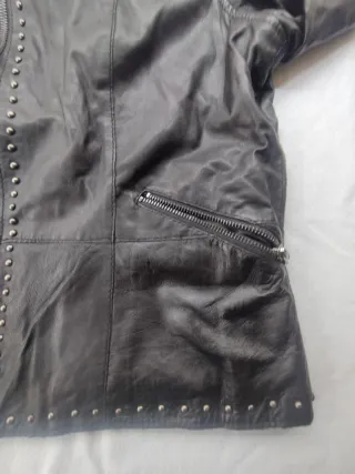 Giubbotto in pelle nero borchie