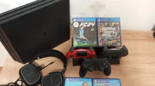 PS4 Pro+4 juegos+3 mandos+cascos +base de carga