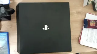 PS4 Pro+4 juegos+3 mandos+cascos +base de carga