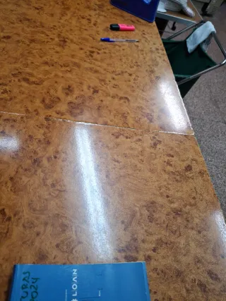 Mostrador de madera con cajones