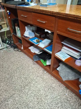 Mostrador de madera con cajones