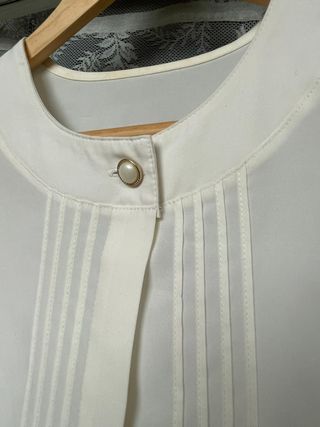 Blusa blanca vintage manga corta con pliegues