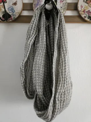 Bufanda de punto con un diseño moderno y versátil.