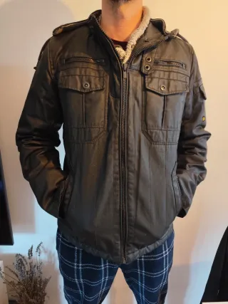 Chaqueta negra con capucha