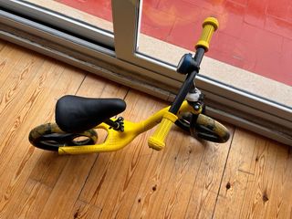 Bicicleta de equilibrio WOMY amarilla