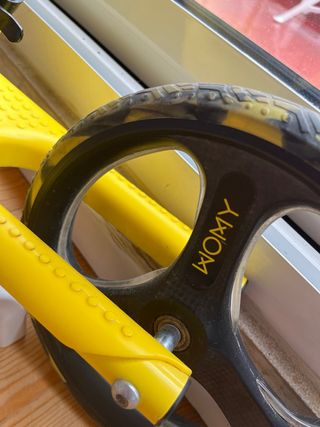 Bicicleta de equilibrio WOMY amarilla