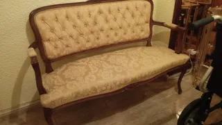 Sofá clásico de madera tapizado beige